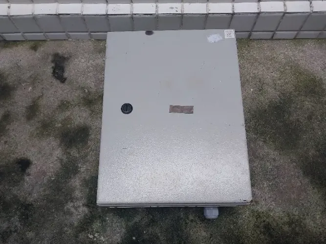 Quadro elétrico metálico