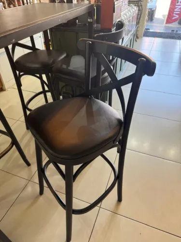 Vendo mesa de madeira com 4 banquetas