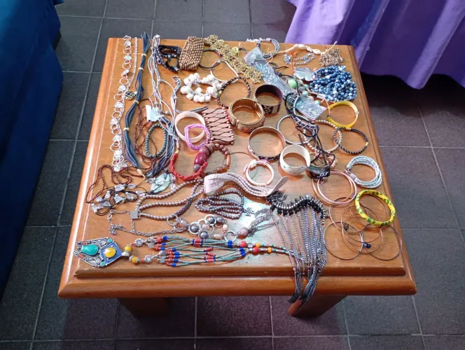 Pulseiras e colares 45 peças diversas