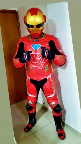 Macacão profissional Moto Ramoto International temático Iron Man 