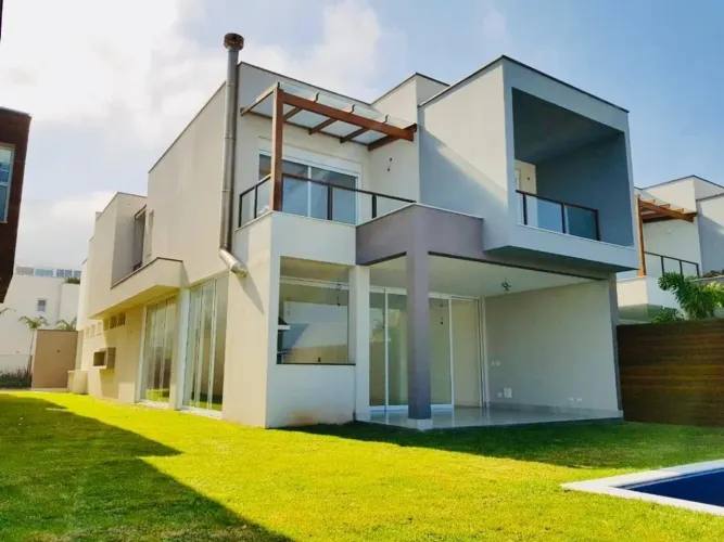 Belíssima Casa Disponivel para Locação, Pé na Areia em Condomínio Fechado na Praia de Mare