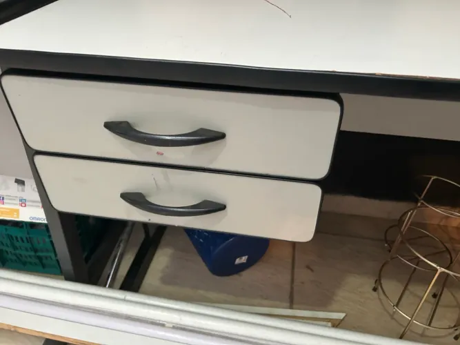 Mesa de escritório com duas gavetas