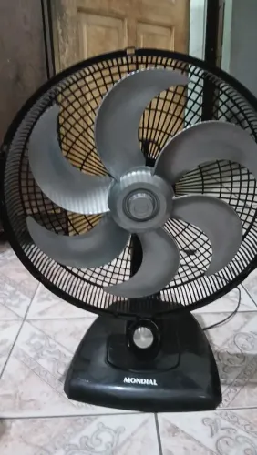 Vendo um ventilador funcionando com as grades quebradas