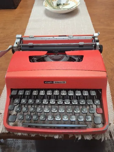 Máquina de Escrever Olivetti Lettera 32