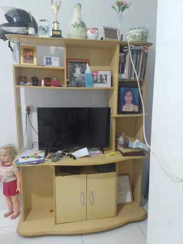 Vendo uma estante por 250 250 reais
