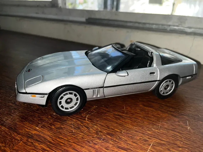GM Corvette 1:18 - miniatura 1985