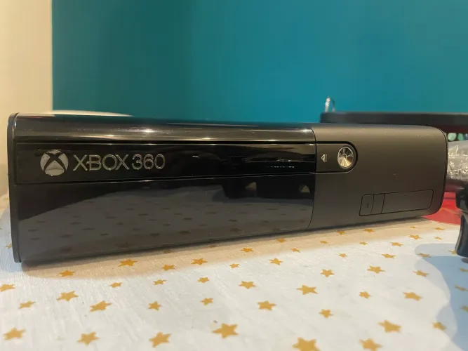 Xbox 360 Super Slim com dois controles