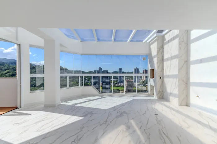 Cobertura Duplex à venda na Praia Brava em Itajaí.