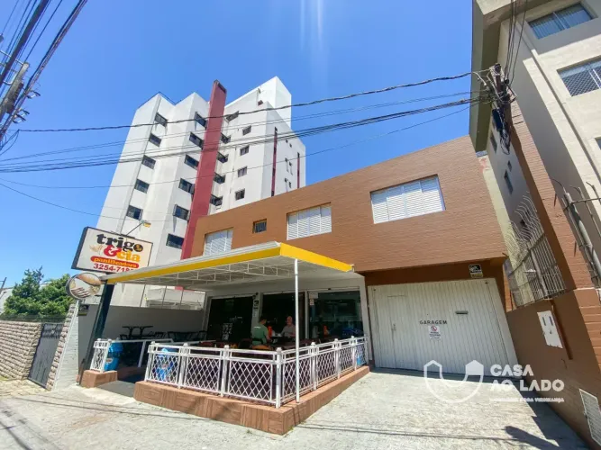 Prédio comercial 440 m² com loja térrea + apartamento de 03 quartos e Suíte no Ahú - Curit