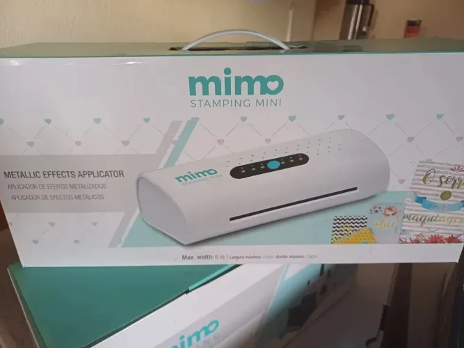Mimo Stamping, um aplicador de efeitos metalizados e termolaminadora. 