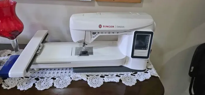 Máquina bordadeira singer EM9305