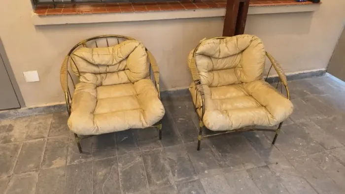 2 Cadeiras Poltronas Estofadas Rústicas - Estrutura em Metal e Vime