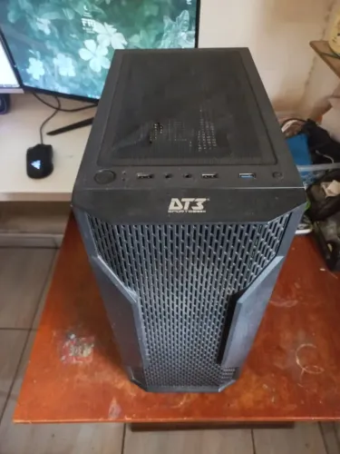 Gabinete DT3 Sports Mid Tower, já limpo. Tem pontos de ferrugem.