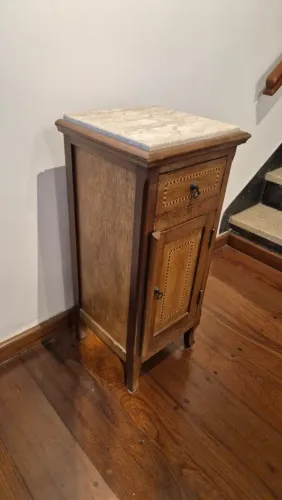 Móvel em madeira com marchetaria e tampo em mármore. (mesa de cabeceira / mesa de Canto)