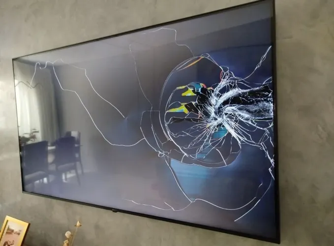 Vendo tv LG UHD 65UR87 tela quebrada ( 3cmeses de uso)