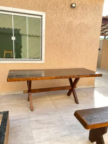 Mesa de madeira rústica com bancos