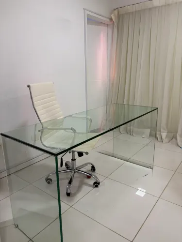Mesa de Vidro Temperado Transparente 1,54m x 0,58m - Design Moderno