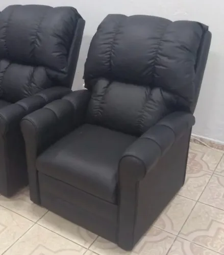 VENDE SE poltrona preta material sintético reclinável