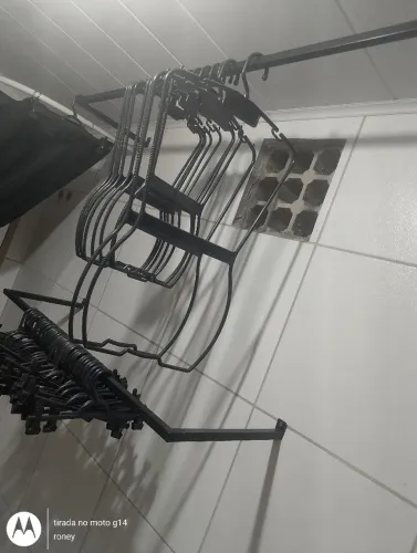 Arara e cabides