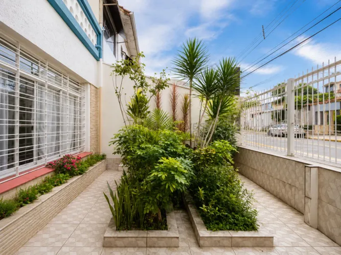 Casa com 210m², edícula e arquitetura dos anos 60