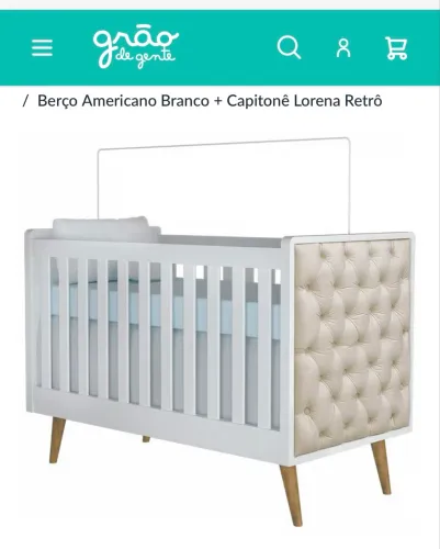 Berço que vira cama com dois estofados nas laterais 