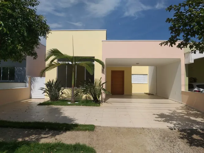 Casa de condomínio para venda tem 220 metros quadrados com 3 quartos