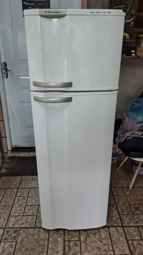 GELADEIRA ELECTROLUX 260 LITROS 