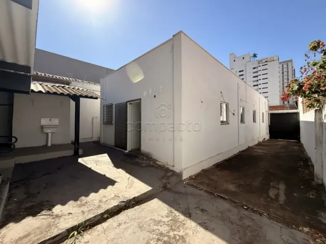 Casa Comercial | 195m² de Área Útil | 4 Vagas | Vila Redentora