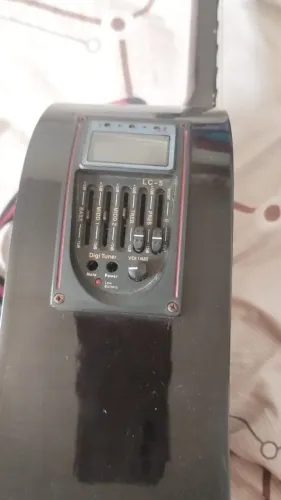 Vendo violão em perfeitas condições 270,00 reais Tem cabo elétrico,pega em caixa