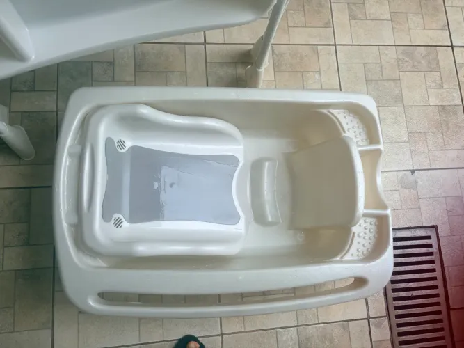 Vendo banheira com suporte e trocador