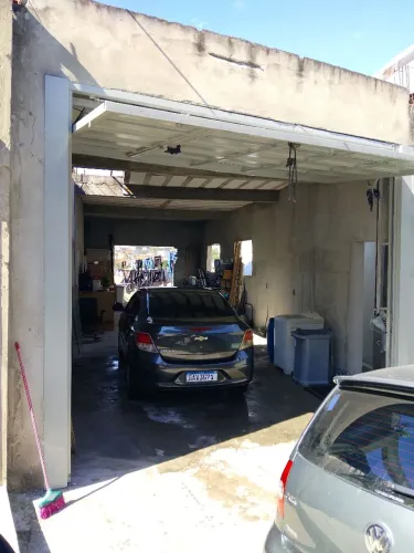 Casa com 3 andares sendo 2 salão e um andar casa 4 cômodos.