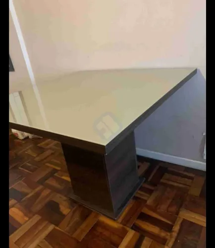Mesa de vidro temperado e base de madeira