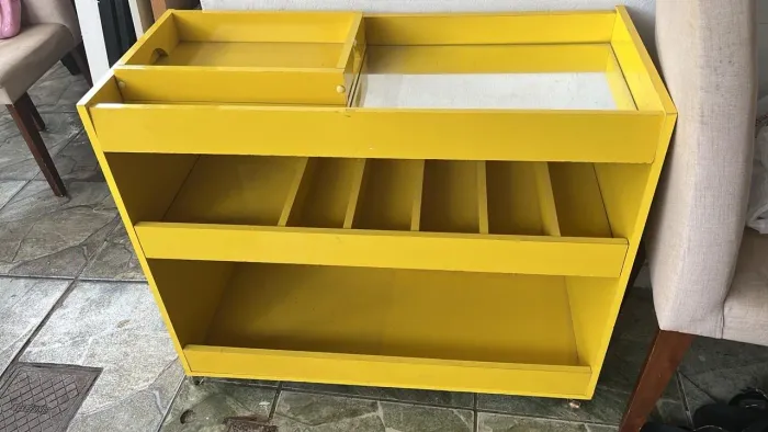 Aparador amarelo