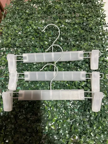 Cabides de roupas com pegadores.