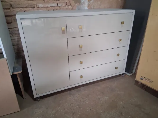 Vende-se essa cômoda fabricada agora a MDF