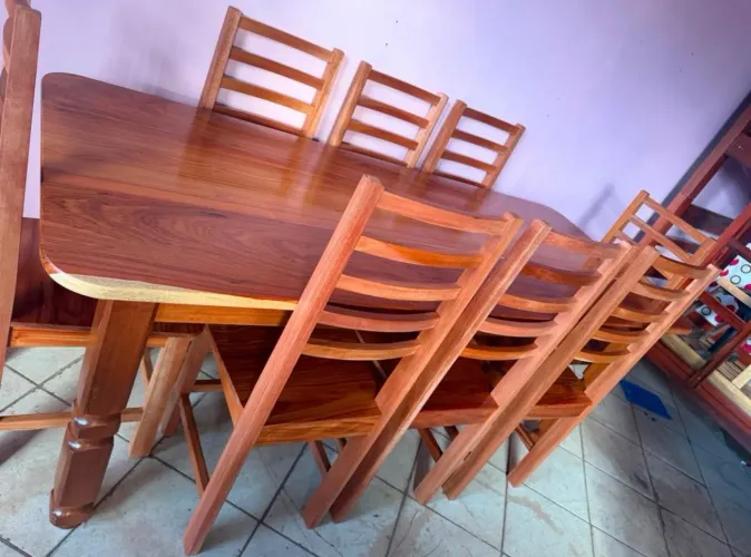 Mesa 8 cadeiras pernas torneadas nova