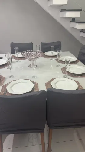 Mesa de jantar 8 lugares com cadeiras