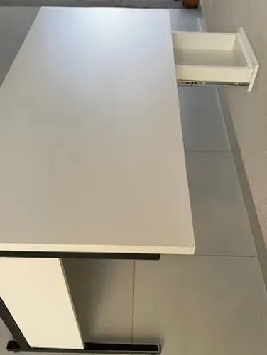 Mesa de escritório/escrivaninha em MDF 130x60