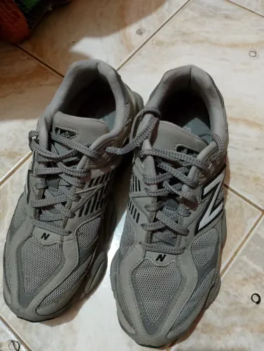 Tênis semi novo New Balance9060
