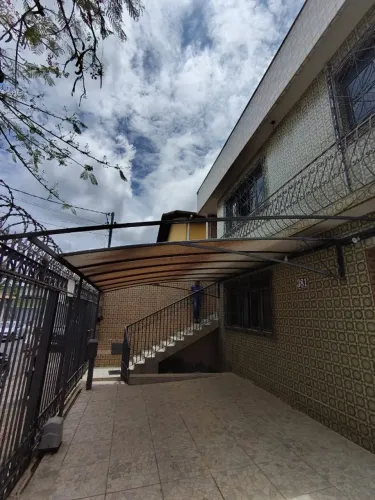 Toldo com estrutura metálica