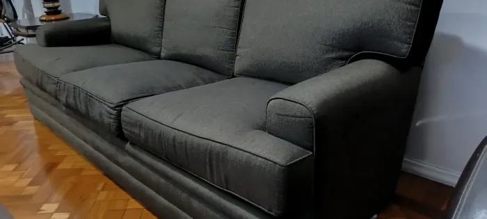 SOFA TRES LUGARES TECIDO DE TAPEÇARIA  SOFESTICADO.