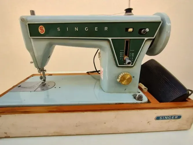 Máquina de Costura Singer com motor elétrico
