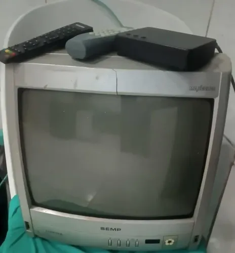 TV com o kit de controle e antena