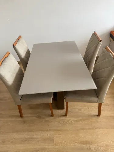 Mesa e 4 cadeiras