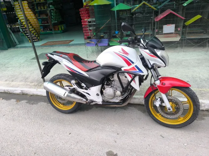 CB 300r capitão América