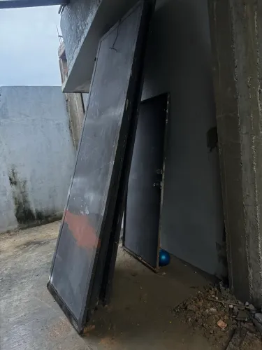 Vendo portas/portões de ferro, são encaixadas.