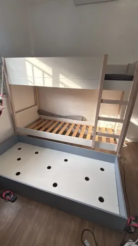 Cama beliche infantil com gavetão.