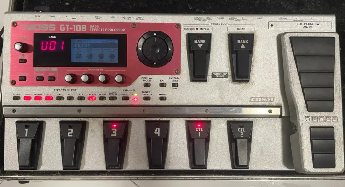 Boss GT-10B - Pedaleira de Baixo + Case Rígido + Fonte Original