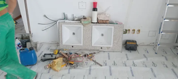 Bancada em mármore branco Itaúna  1.25 x 55 testeira de 15cm Cubas 41x41 sem os rodopias.