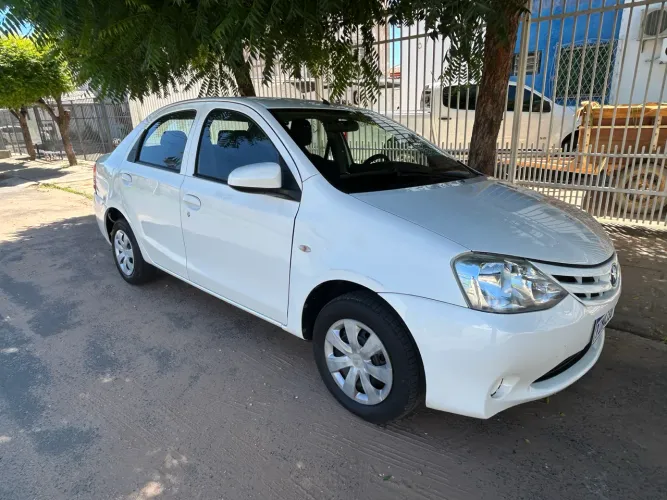 Toyota Etios X Sedan 1.5 Flex 16V 4P Mec. 2015
